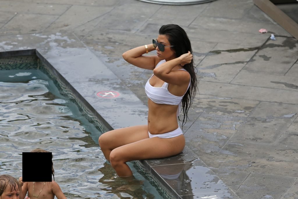 Kourtney Kardashian Sexy (19 Photos)