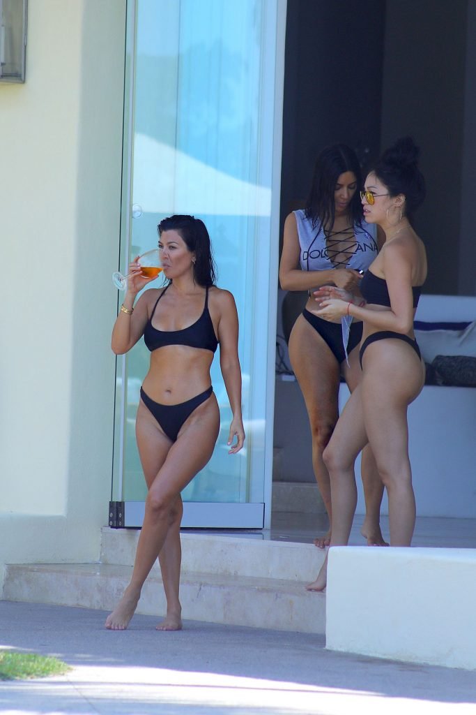 Kourtney Kardashian Sexy (23 Photos)