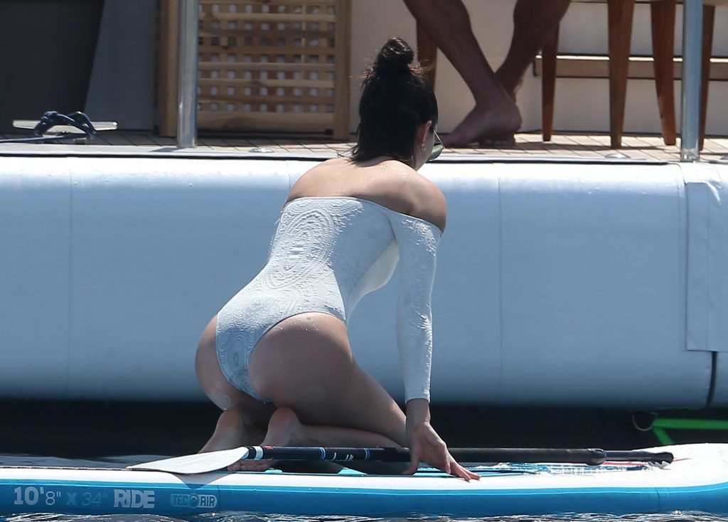 Kendall Jenner Sexy (30 Photos + Video)