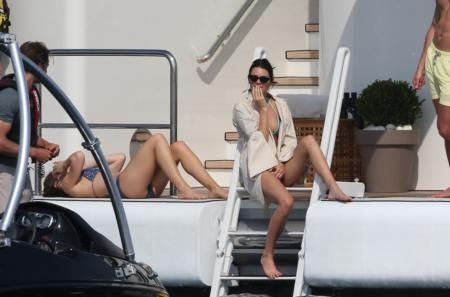 Kourtney Kardashian &amp; Kendall Jenner Sexy (152 Photos)