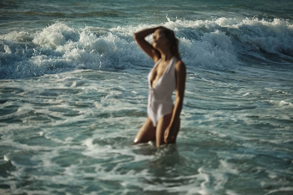 Sandra Kubicka Sexy &amp; Topless (16 Photos + Video)
