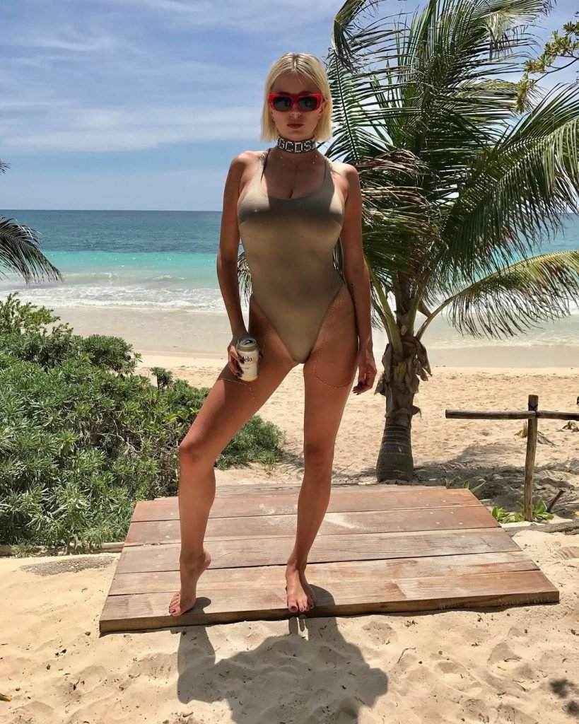 Caroline Vreeland Nude &amp; Sexy (31 Photos)