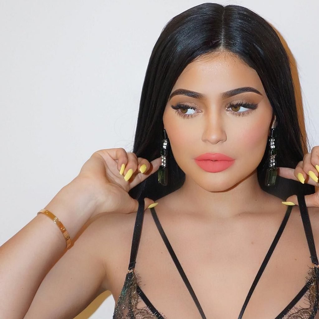 Kylie Jenner Sexy (5 Photos + Video)