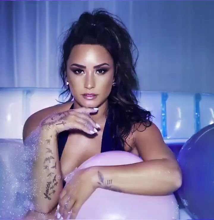 Demi Lovato Sexy (4 Photos + Video)