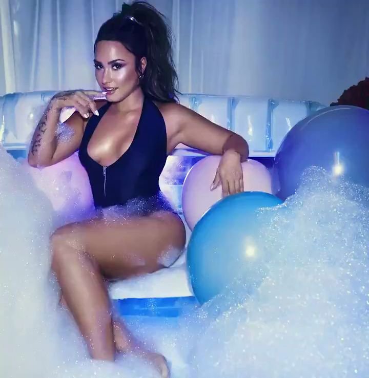 Demi Lovato Sexy (4 Photos + Video)