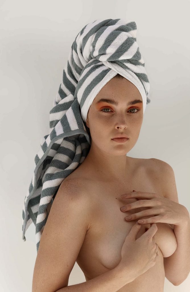 Jessica Wall Nude &amp; Sexy (5 Photos)
