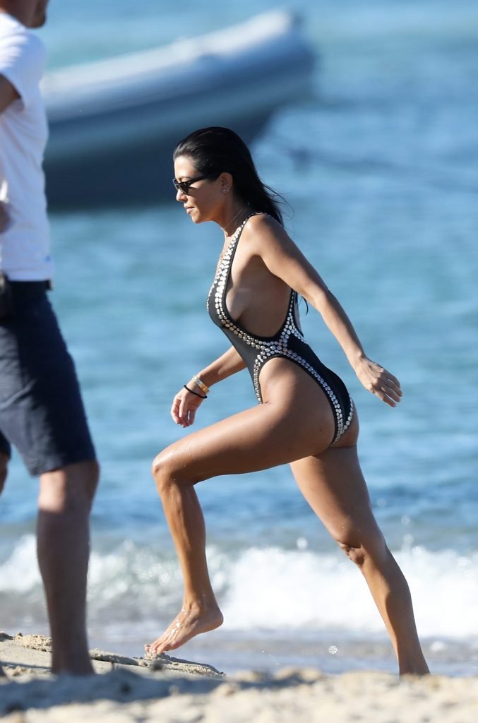 Kourtney Kardashian Sexy (160 Photos + Videos)