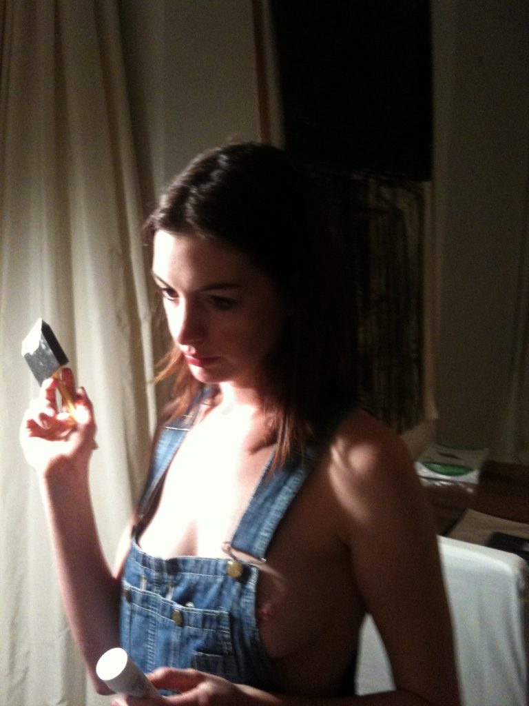 Anne Hathaway Leaked (3 Photos)