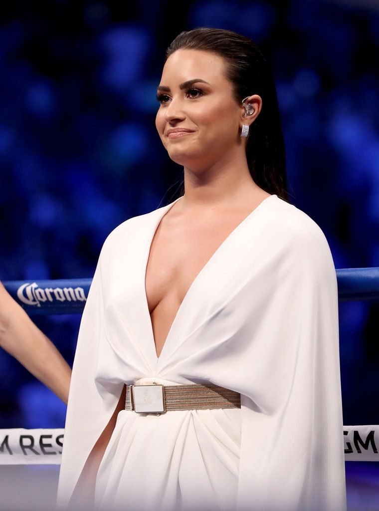 Demi Lovato Sexy (9 Photos + Video)