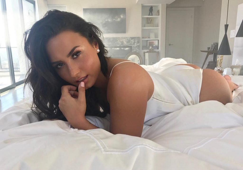 Demi Lovato Sexy (1 New Photo)