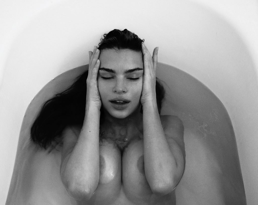 Emily Ratajkowski Nude &amp; Sexy (7 Photos)