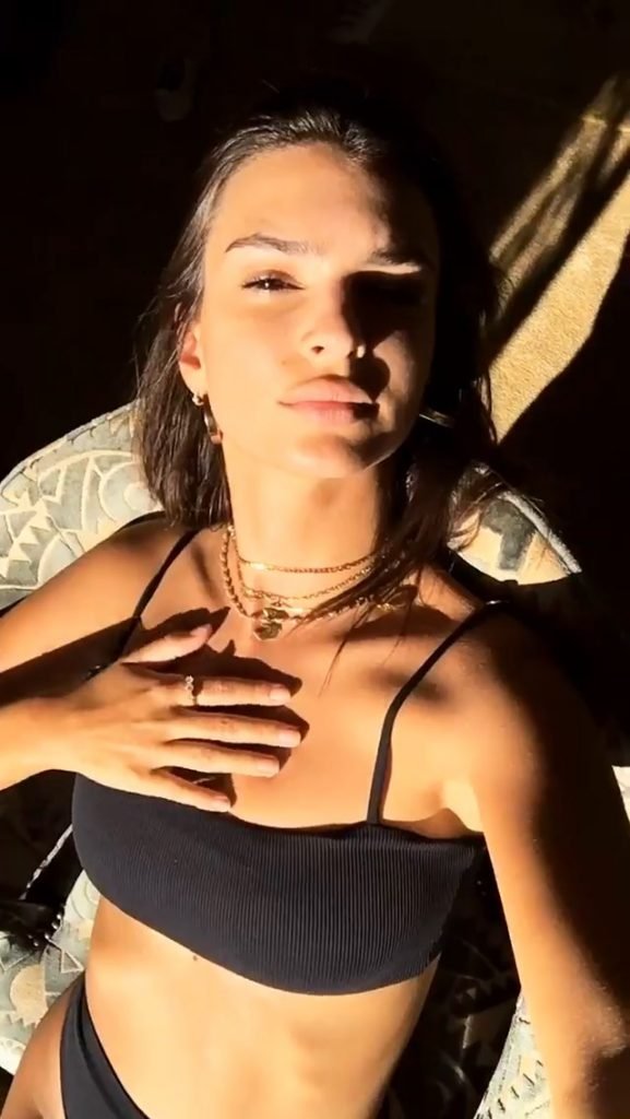 Emily Ratajkowski Sexy (7 Photos + Gif)