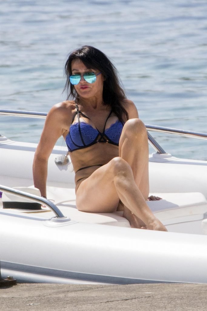 Lizzie Cundy Sexy (49 Photos)