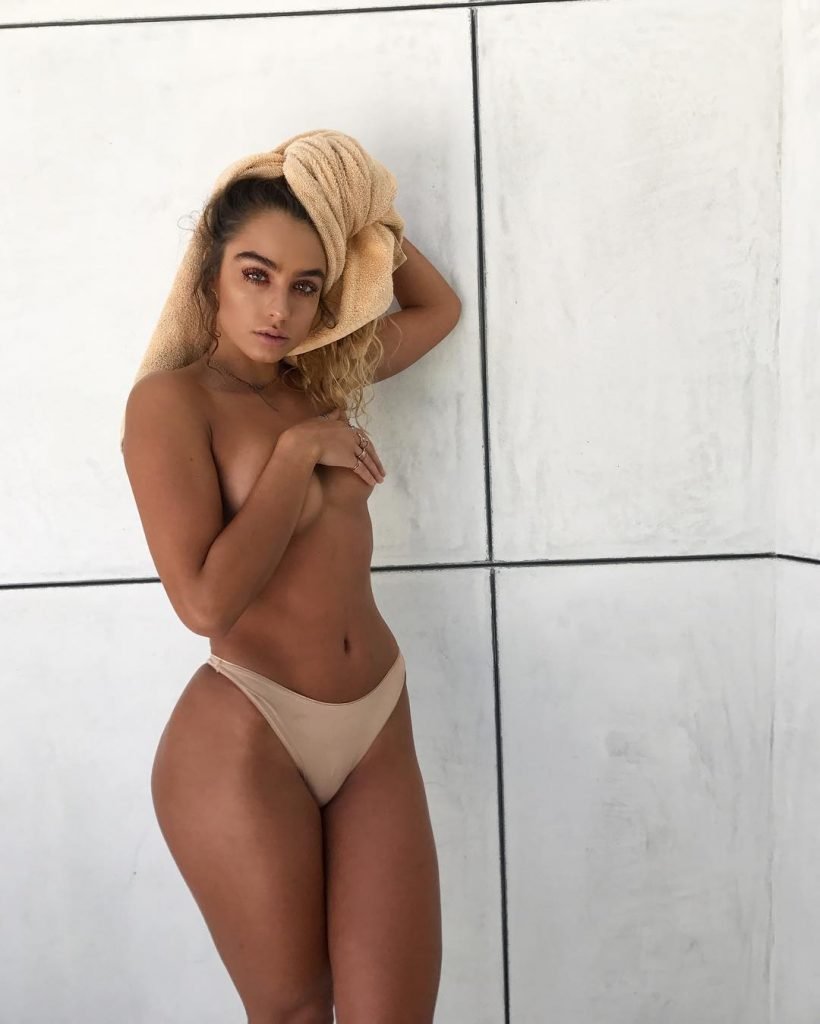 Sommer Ray Topless (2 Photos)