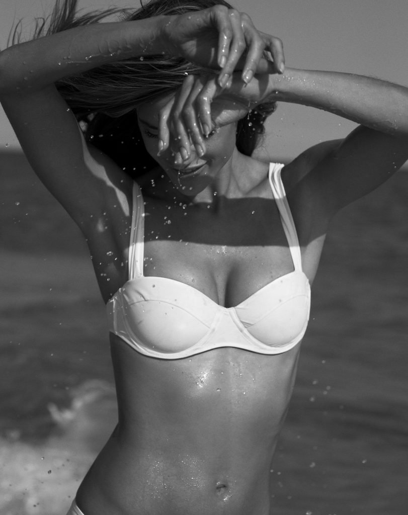 Alessandra Ambrosio Nude &amp; Sexy (25 Photos)