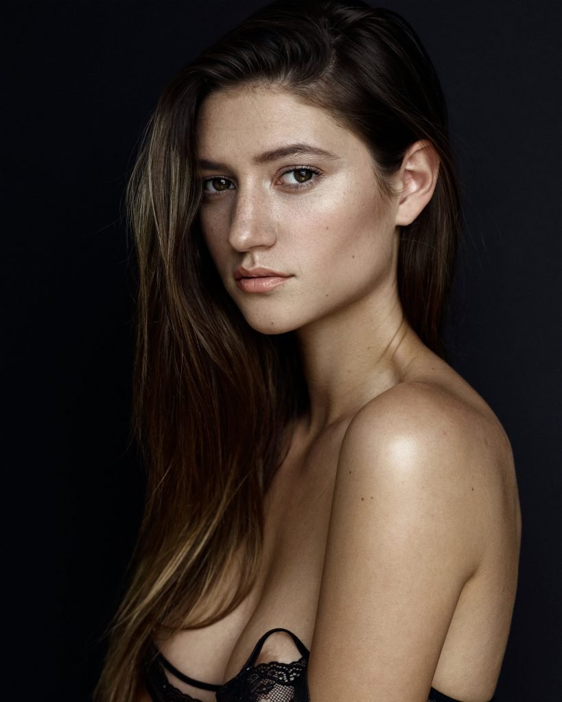 Elizabeth Elam Nude &amp; Sexy (9 Photos)