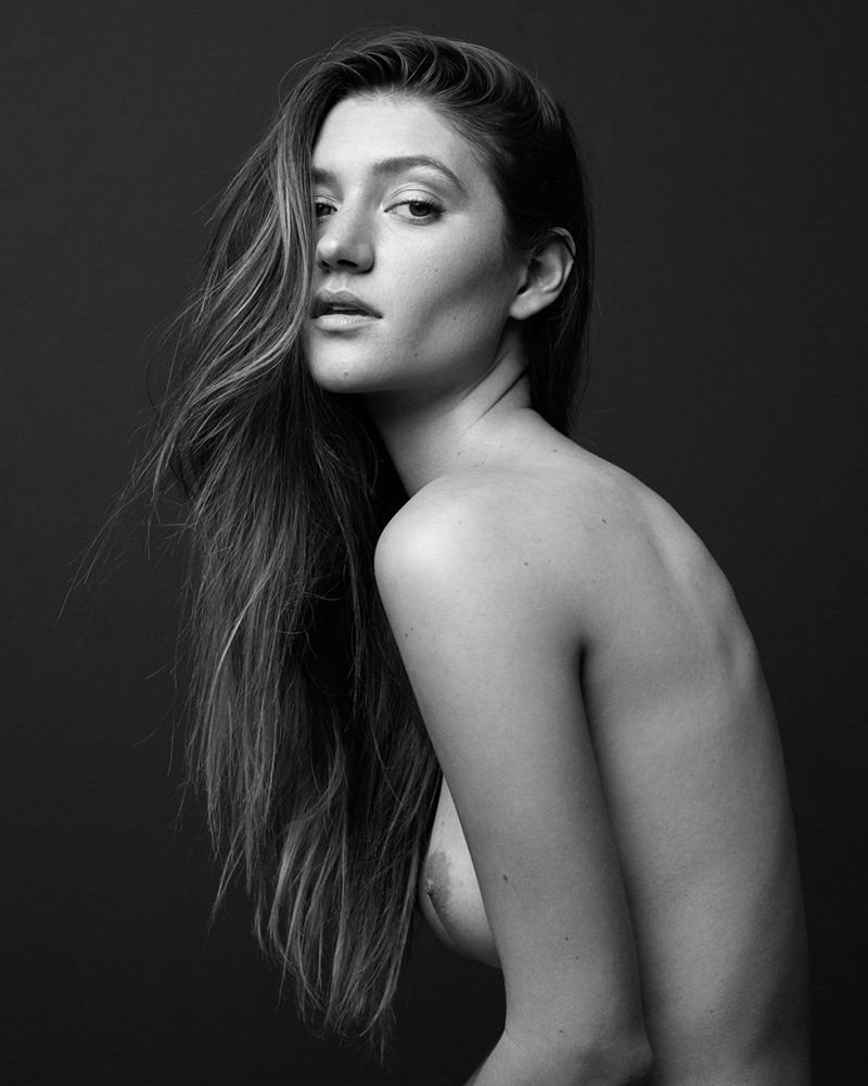 Elizabeth Elam Nude &amp; Sexy (9 Photos)