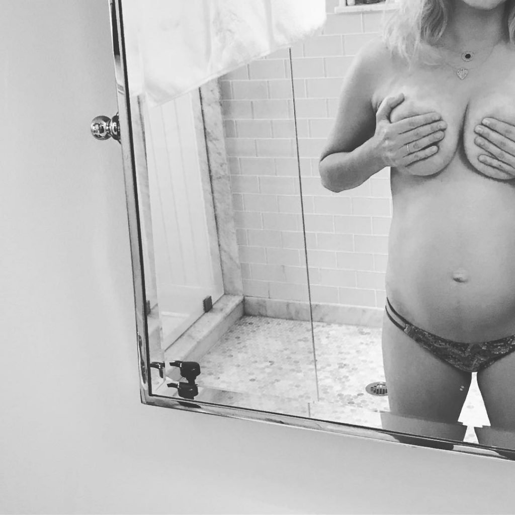 Jenny Mollen Nude &amp; Sexy (10 Photos)