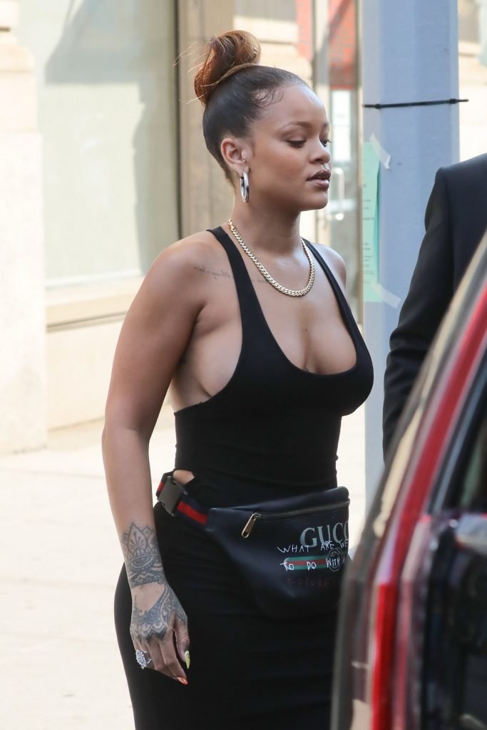 Rihanna Braless (31 Photos)