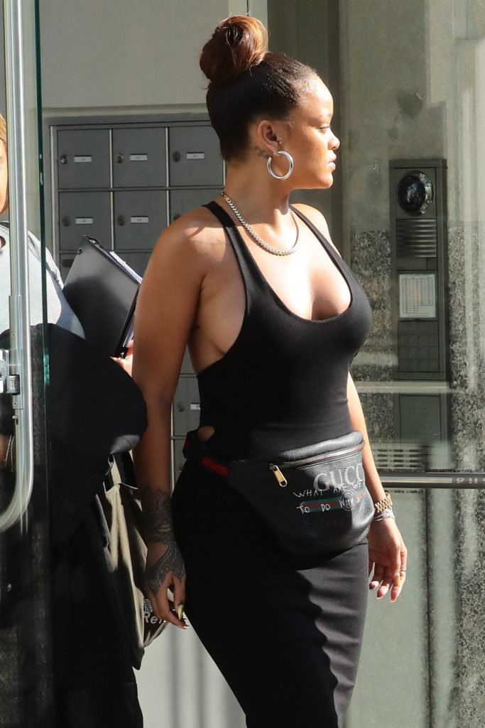 Rihanna Braless (31 Photos)