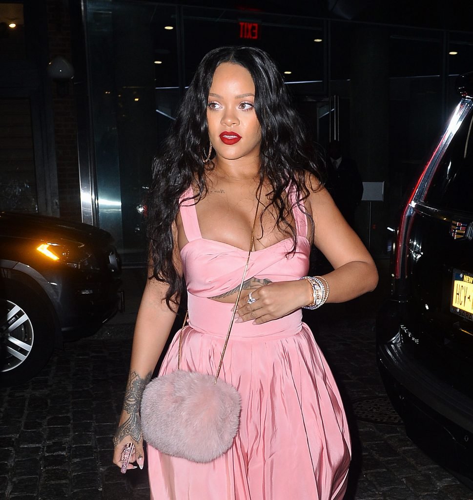 Rihanna Sexy (32 Photos + Video)