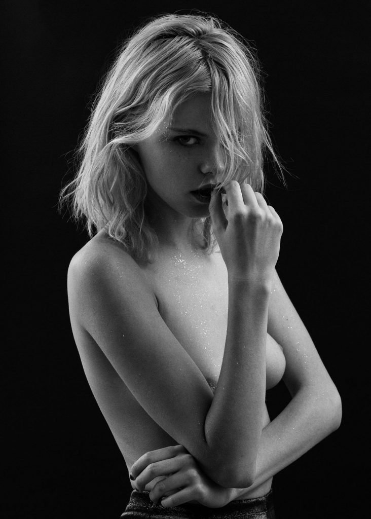Julia Almendra Sexy &amp; Topless (7 Photos)