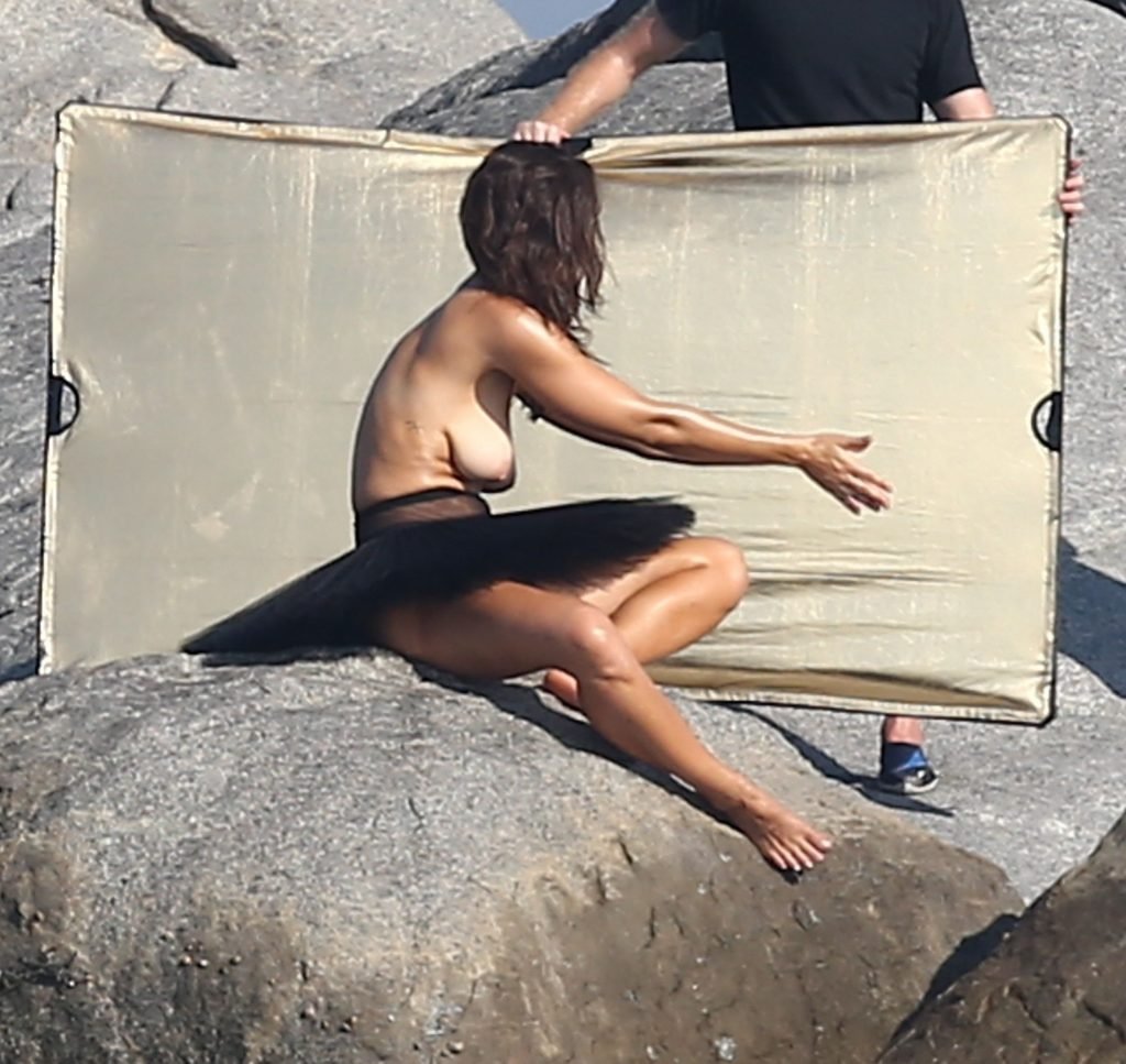Myla Dalbesio Topless (35 Photos)