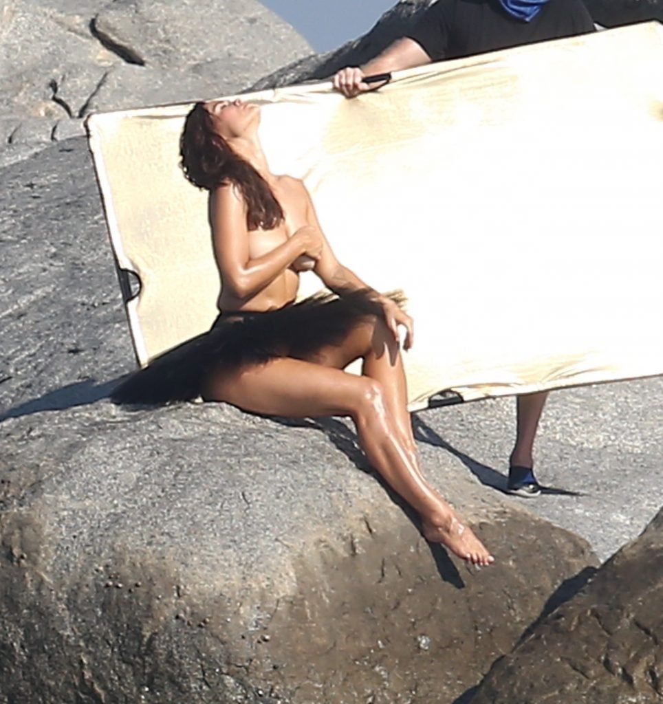Myla Dalbesio Topless (35 Photos)
