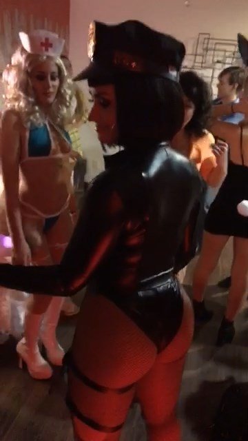 Demi Lovato Sexy (41 Pics + Gifs &amp; Video)