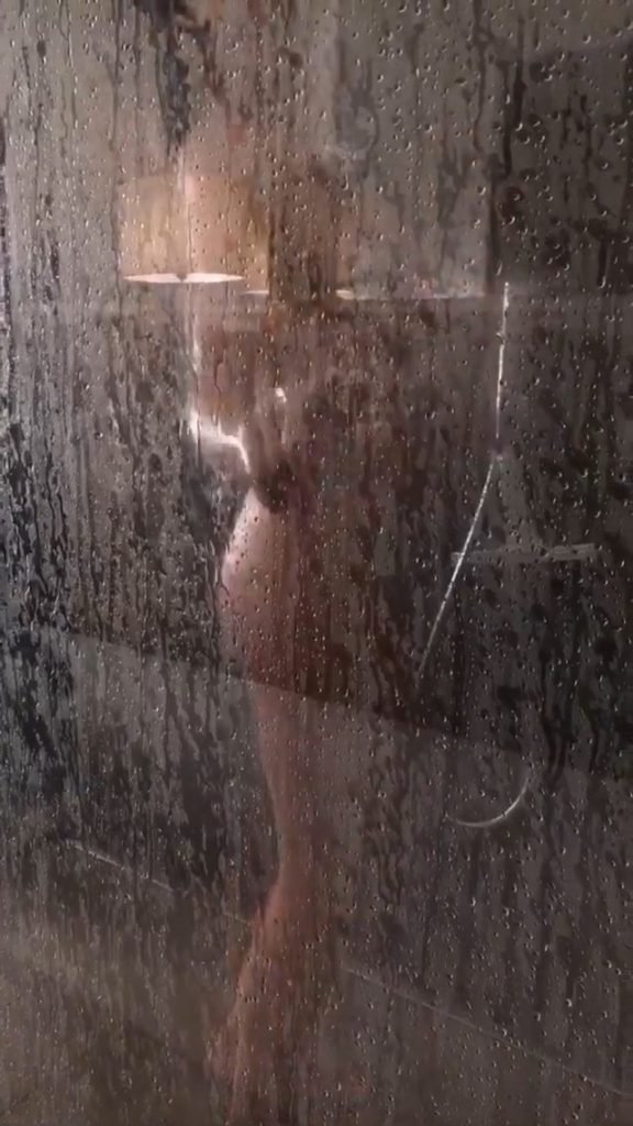 Heidi Klum Naked (5 Pics + Gif)