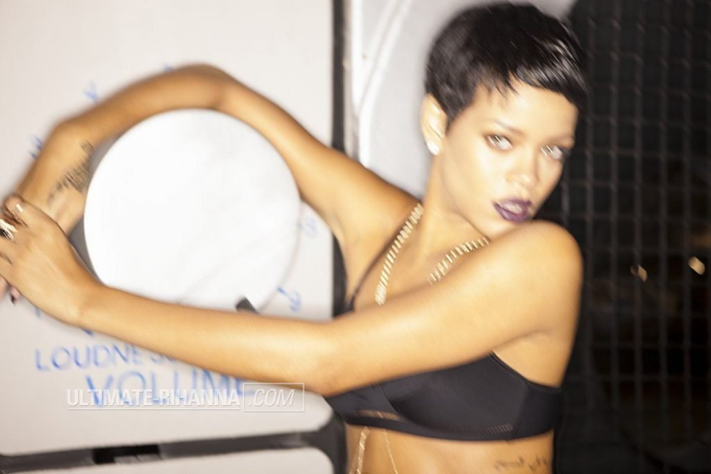 Rihanna Topless &amp; Sexy (46 Photos + Video)