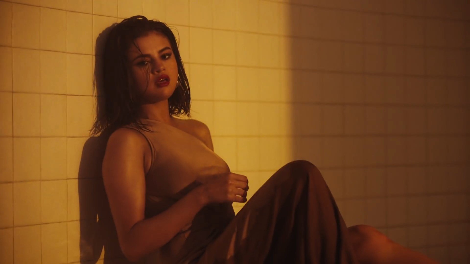 Selena Gomez Hot Legs Porn - Selena Gomez Sexy â€“ Wolves (2017) 1080p | #TheFappening