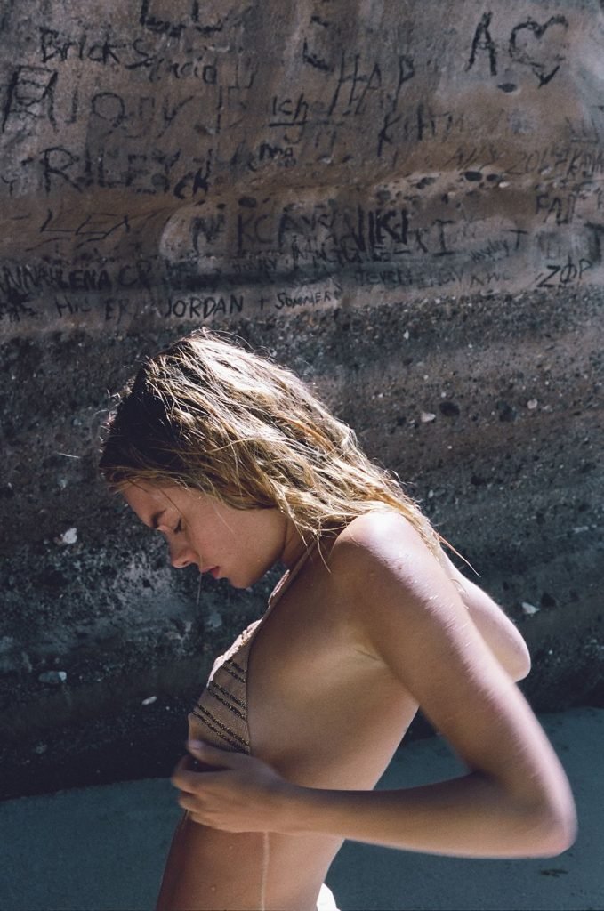 Camille Rowe Nude &amp; Sexy (17 Photos)