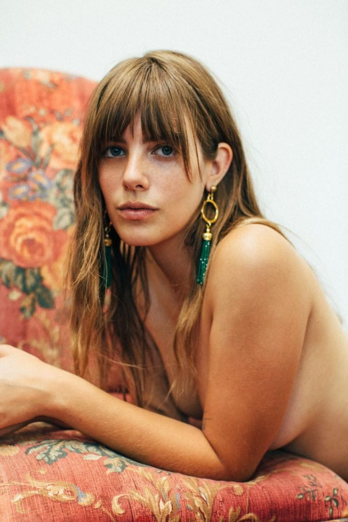 Emily Labowe Nude &amp; Sexy (8 Photos)