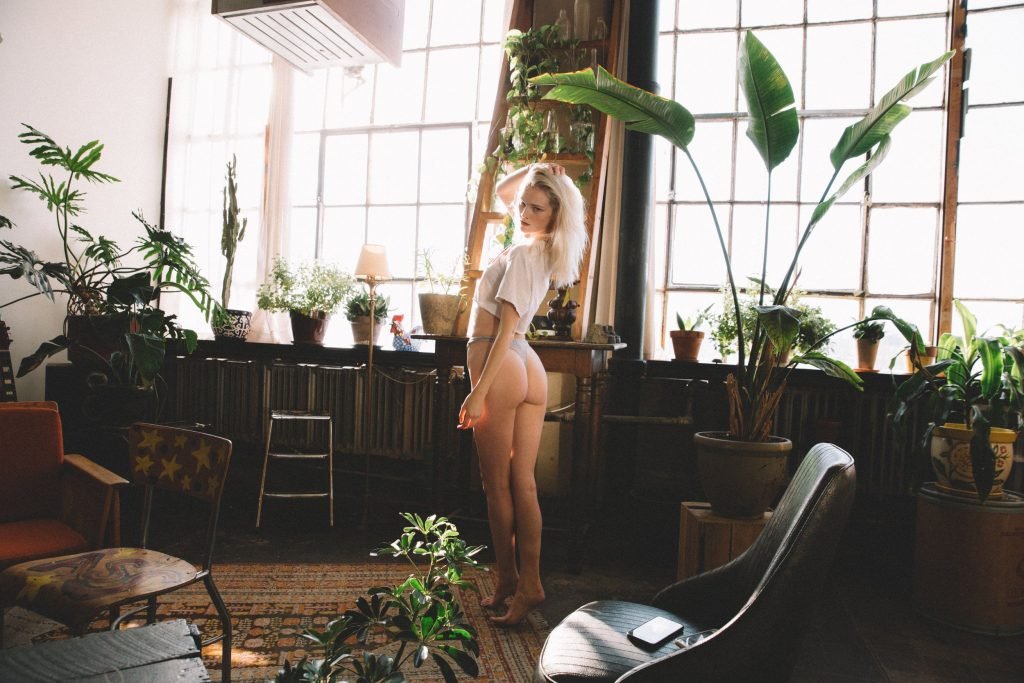 Alexa Reynen Sexy &amp; Topless (8 Photos)