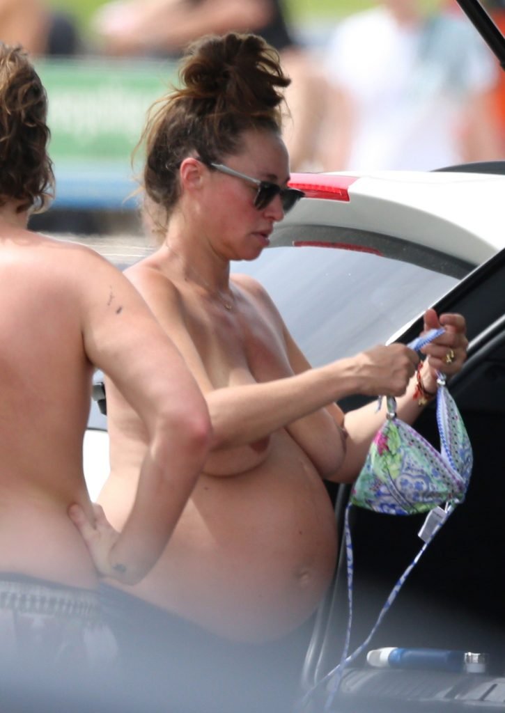 Camilla Franks Topless (5 Photos)