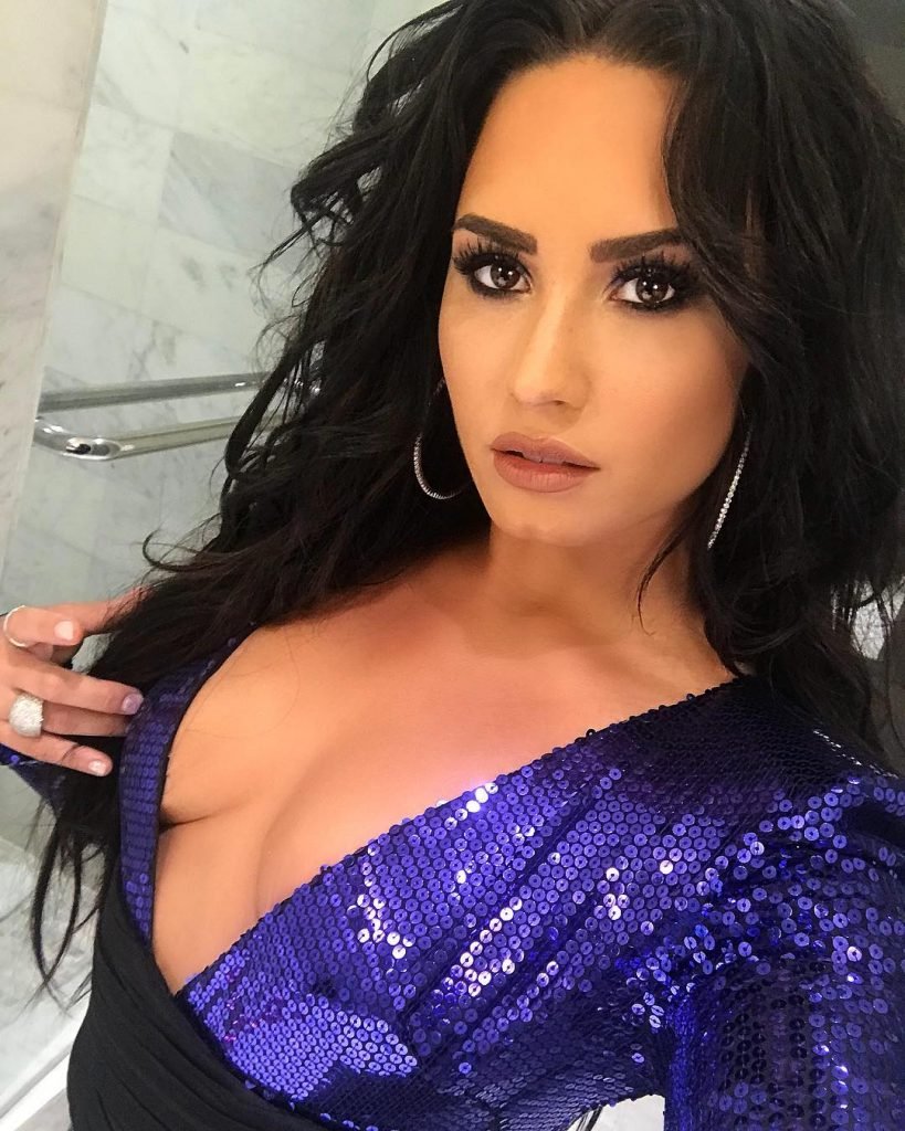 Demi Lovato Sexy (2 Photos + Video)
