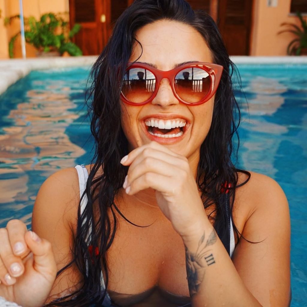 Demetria Lovato Sexy (2 Hot Photos)