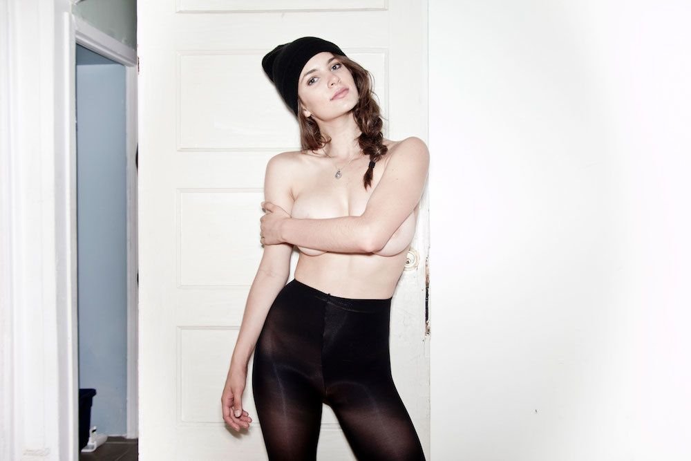 Kathleen Sorbara Nude &amp; Sexy (11 Photos)