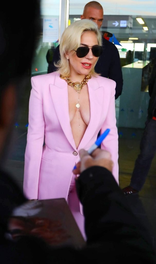 Lady Gaga Braless (30 Photos)
