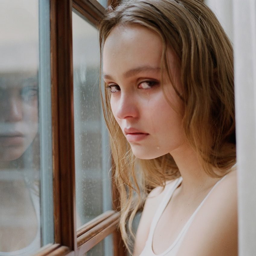 Lily-Rose Depp Sexy &amp; Topless (5 Photos)