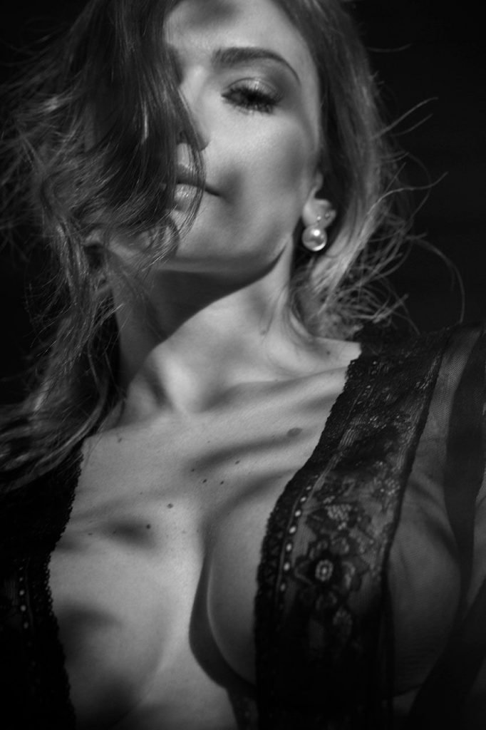 Renata Longaray Nude &amp; Sexy (25 Photos + Video)