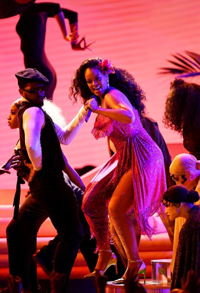 Rihanna Sexy (8 Photos + Video)