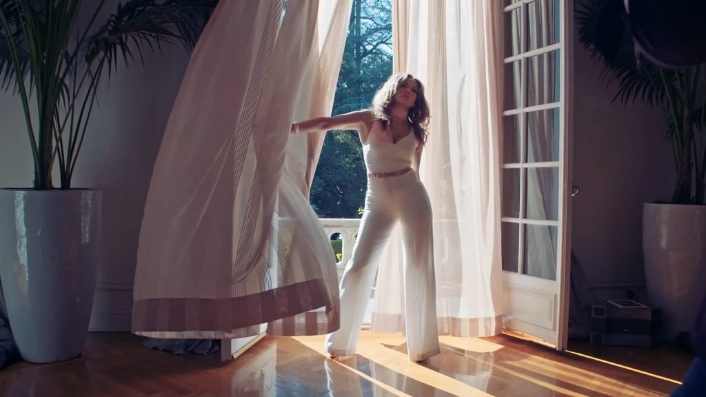 Jennifer Lopez Sexy (41 Photos + Video)