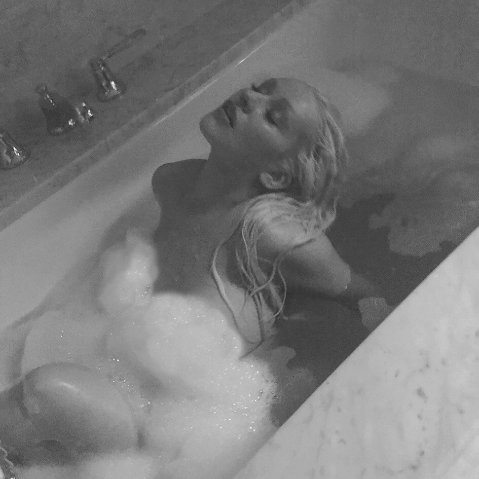 Christina Aguilera Naked (3 Photos)