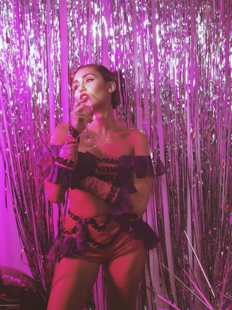 Miley Cyrus (14 New Photos + Sexy Video)