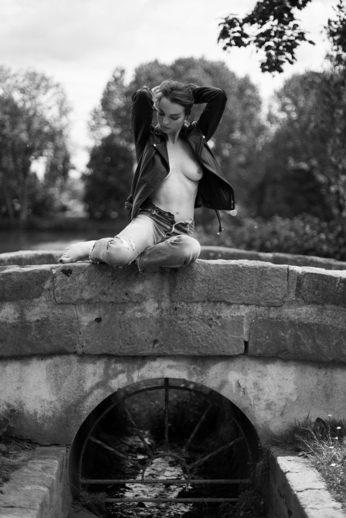 Adèle Simphal Sexy &amp; Topless (10 Photos)