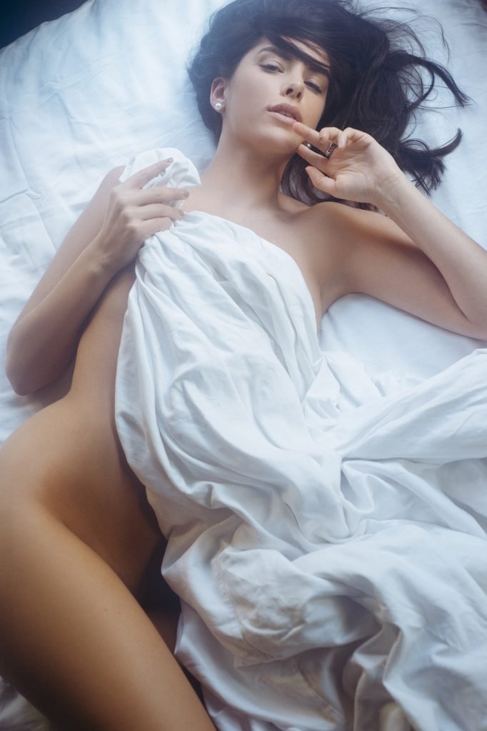 Jasmine Alleva Nude &amp; Sexy (8 Photos)