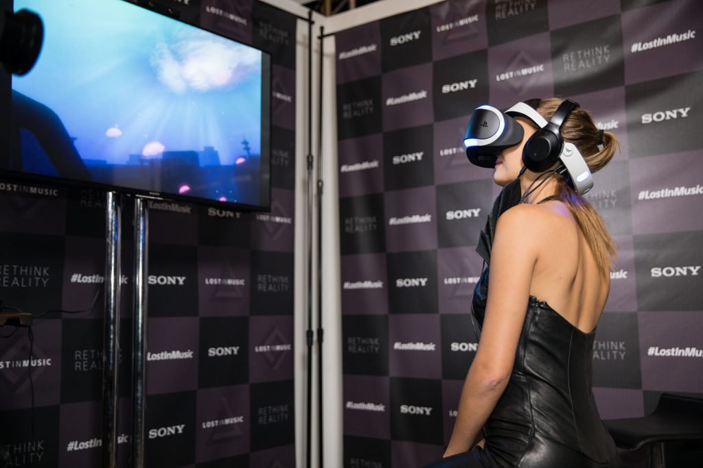 Josephine Skriver Shows Off Her Big Boobs in Virtual Reality (11 Photos + Gif)