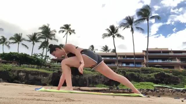 Kira Kosarin Does Sexy Yoga (30 Pics + Video)